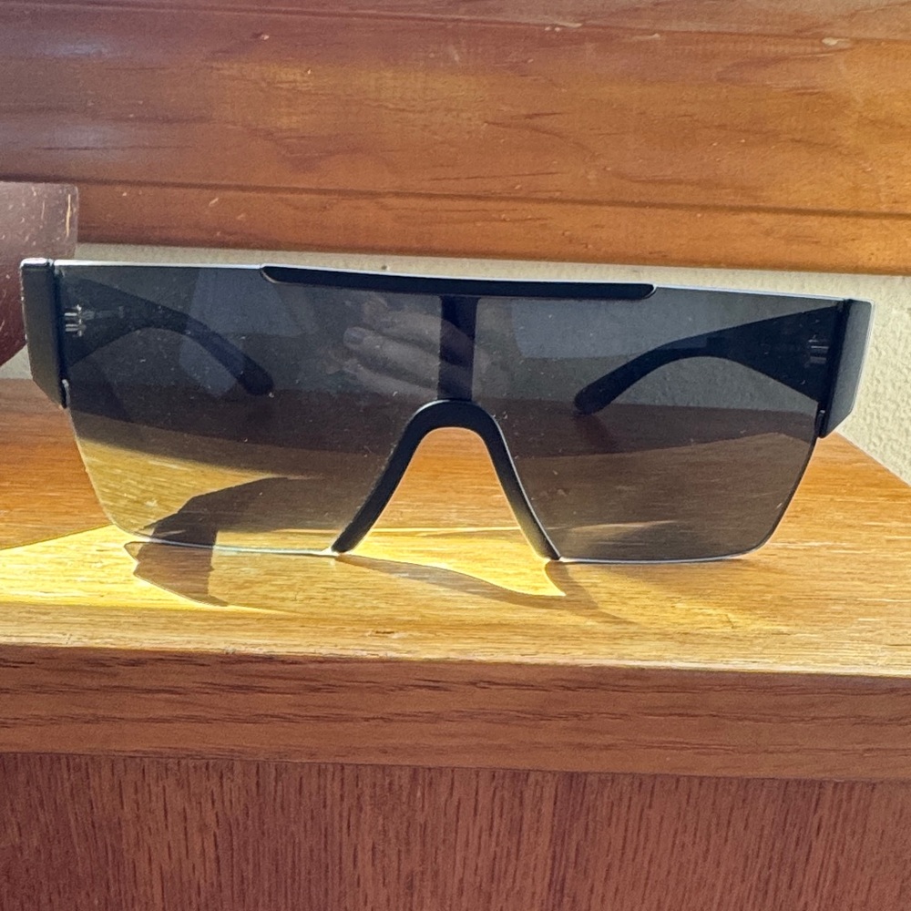 Burberry Black Sunglasses - Picture 4 of 4